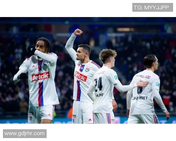 法国脏辫足球明星的传奇之路与场上风采解析 法国脏辫足球明星的传奇之路与场上风采解析