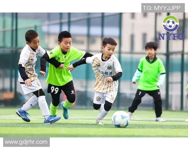 从绿茵场到新国籍转身足球明星们的身份变迁与梦想追逐 从绿茵场到新国籍转身足球明星们的身份变迁与梦想追逐