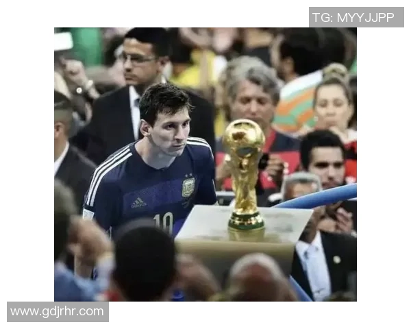 八号后卫足球明星的辉煌历程与传奇瞬间揭秘 八号后卫足球明星的辉煌历程与传奇瞬间揭秘