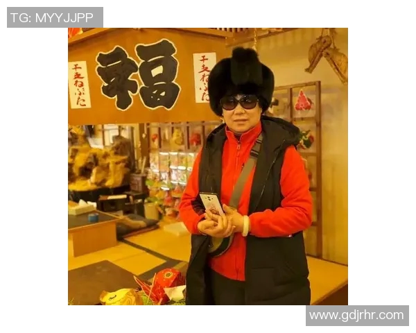 女子在日本街头偶遇足球明星感动不已与偶像合影留念的温馨瞬间 女子在日本街头偶遇足球明星感动不已与偶像合影留念的温馨瞬间