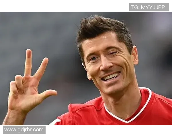 描绘足球巨星莱万的精彩瞬间与辉煌成就的艺术之旅